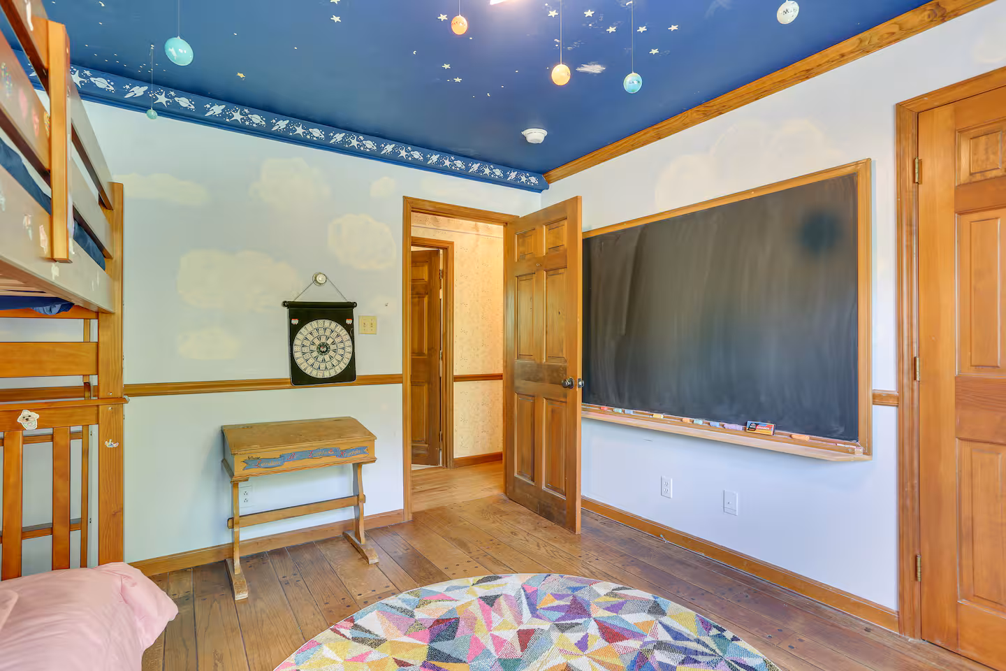 BR5 — dorm, space ceiling — photo 1